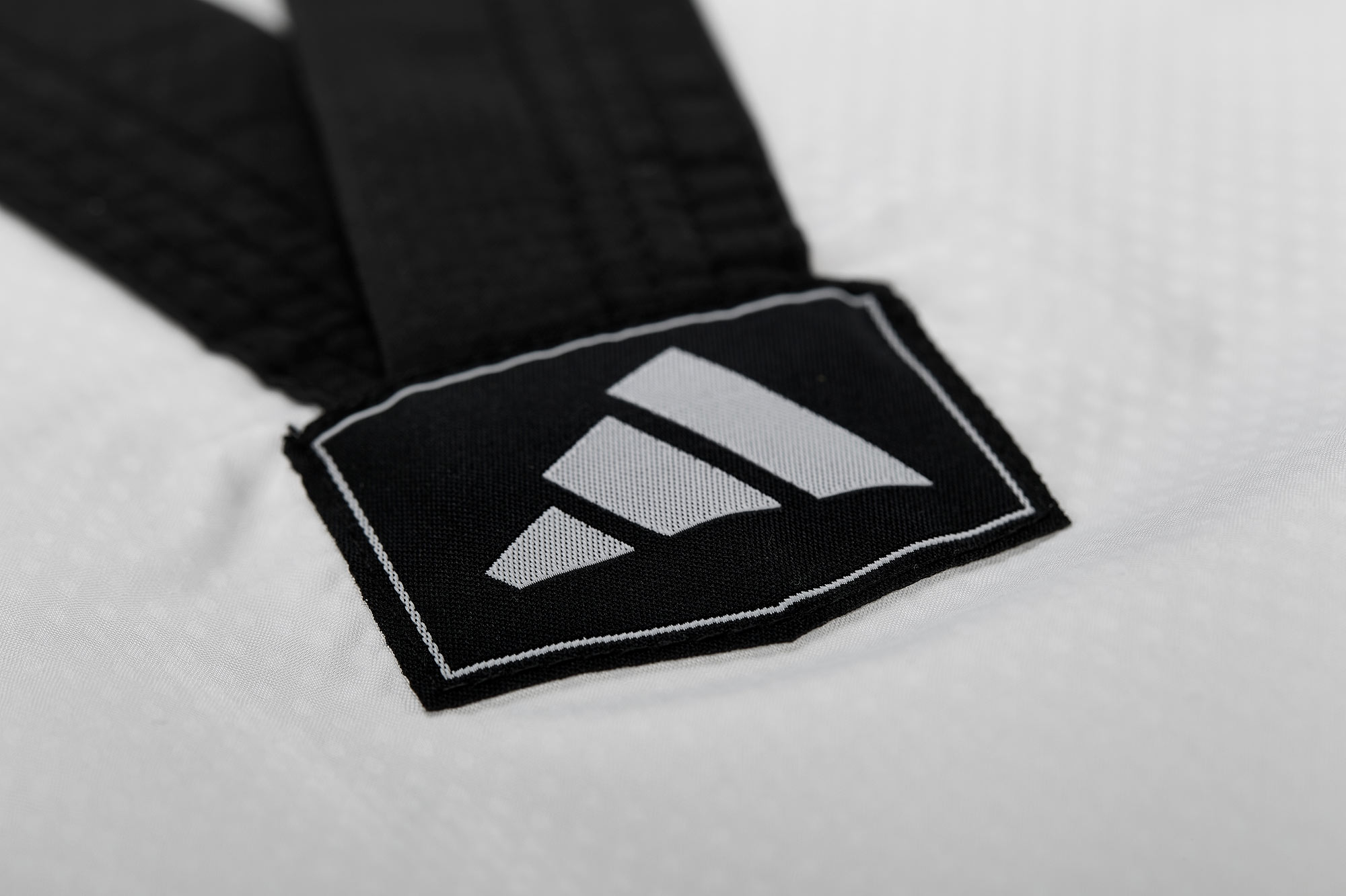 adidas Taekwondoanzug, adi Fighter Eco mit Streifen, schwarzes Revers adidas Taekwondoanzug, adi Fighter Eco mit Streifen, schwarzes Revers