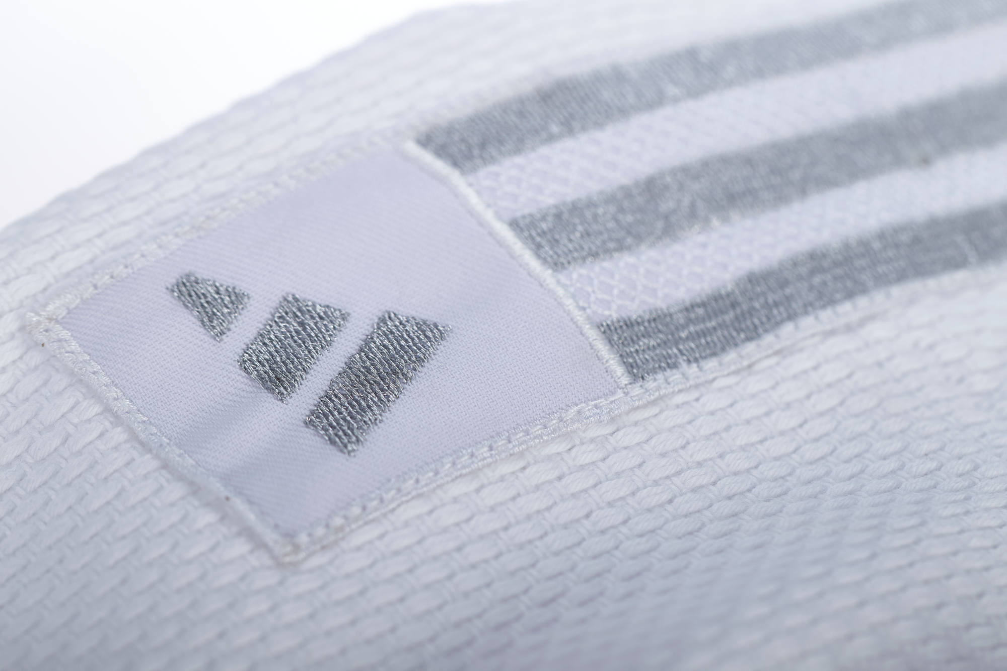 J650P-white_silver-Judo-uniform-Contest-2023-D1586 adidas Judo-Anzug Contest weiß/silberne Streifen, J650