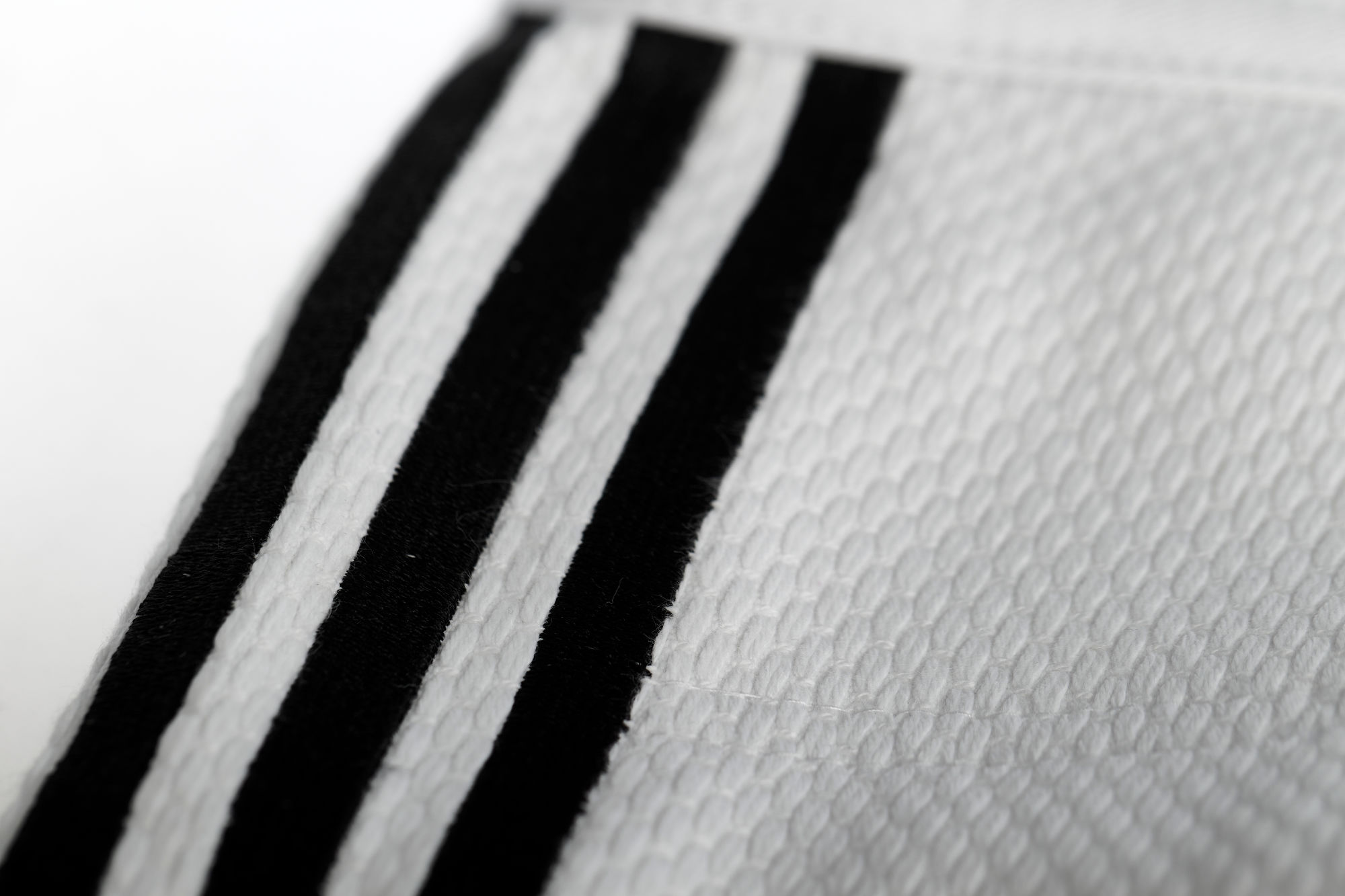 adidas Judoanzug CHAMPION III IJF - Model 1 weiß/schwarze Streifen JIJFS adidas Judoanzug CHAMPION III IJF - Model 1 weiß/schwarze Streifen JIJFS