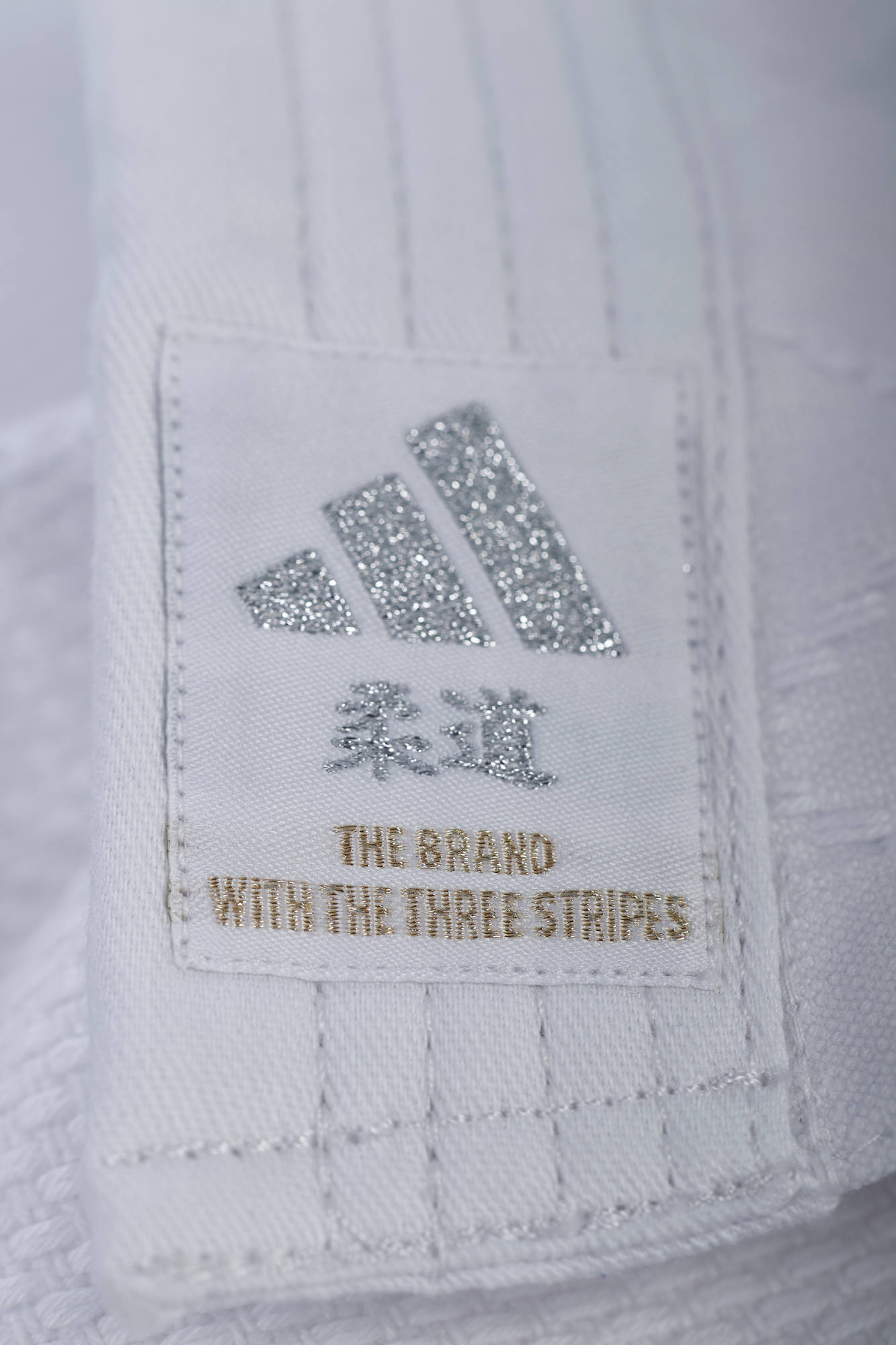 J650P-white_silver-Judo-uniform-Contest-2023-D1587 adidas Judo-Anzug Contest weiß/silberne Streifen, J650