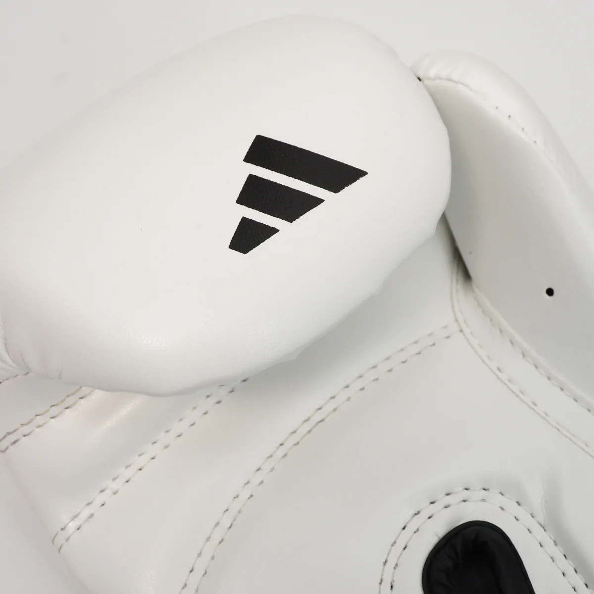 Boxhandschuh, weißer Handschuh, Kunstleder, Nähte, Logo