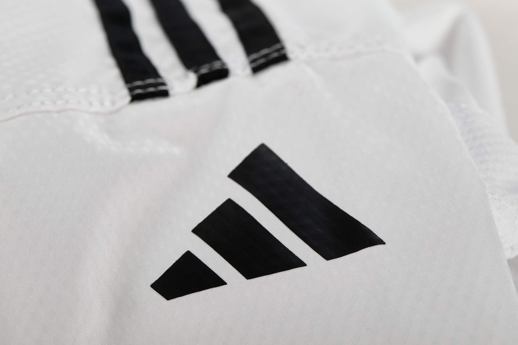 adidas Taekwondoanzug, adi Fighter Eco mit Streifen, schwarzes Revers adidas Taekwondoanzug, adi Fighter Eco mit Streifen, schwarzes Revers