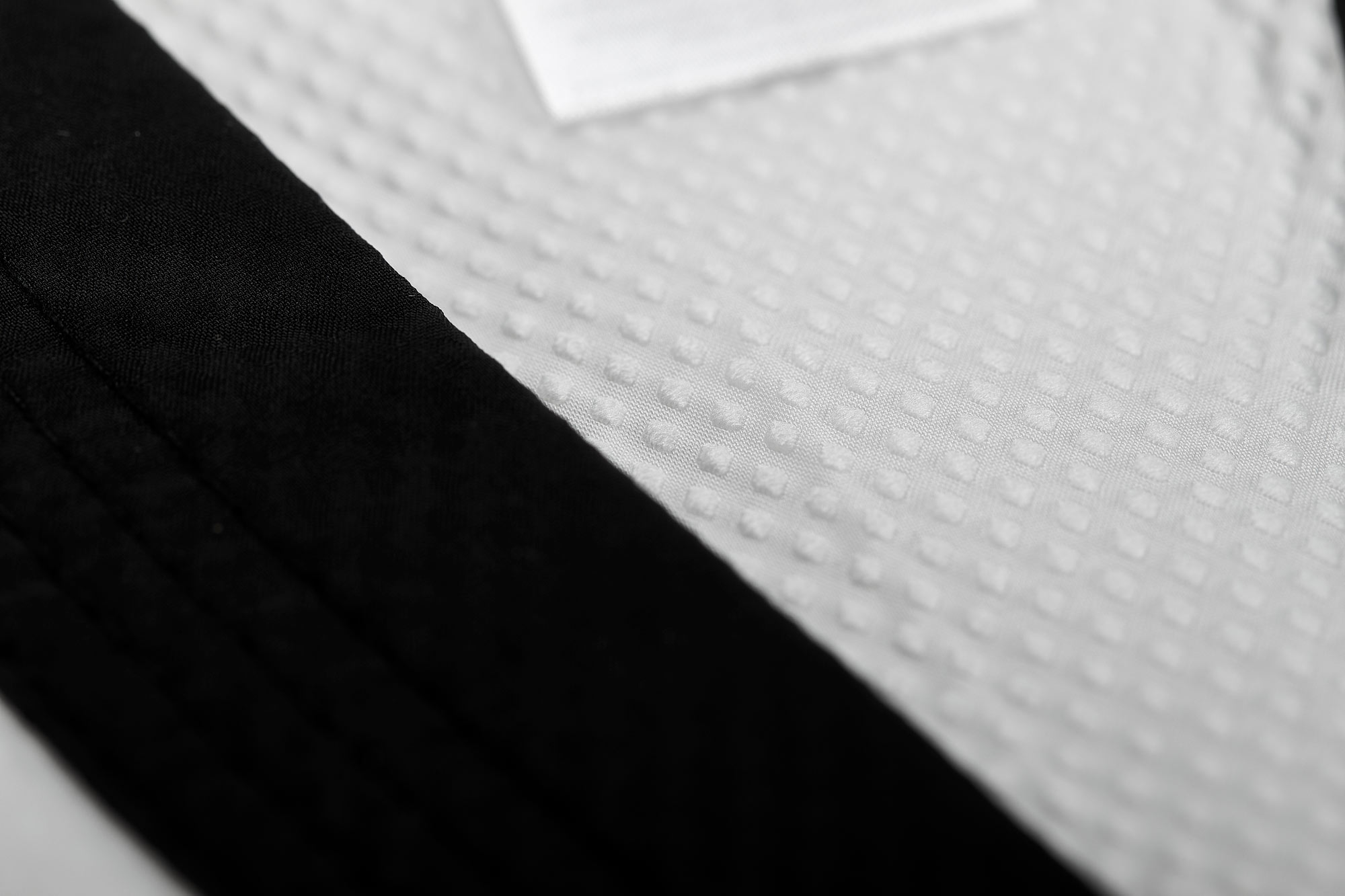 adidas Taekwondoanzug, adi Fighter Eco mit Streifen, schwarzes Revers adidas Taekwondoanzug, adi Fighter Eco mit Streifen, schwarzes Revers