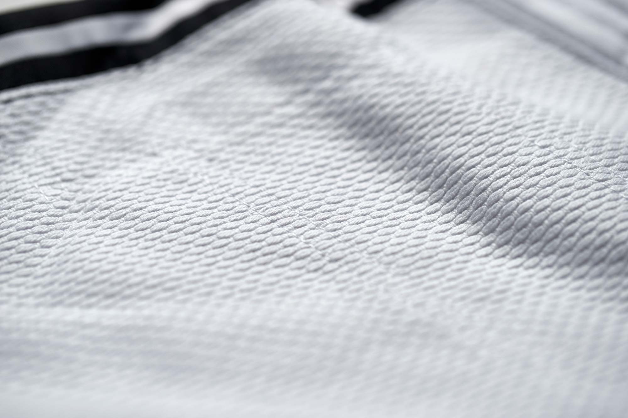 adidas Judo-Anzug Training weiß/schwarze Streifen, J500 adidas Judo-Anzug Training weiß/schwarze Streifen, J500