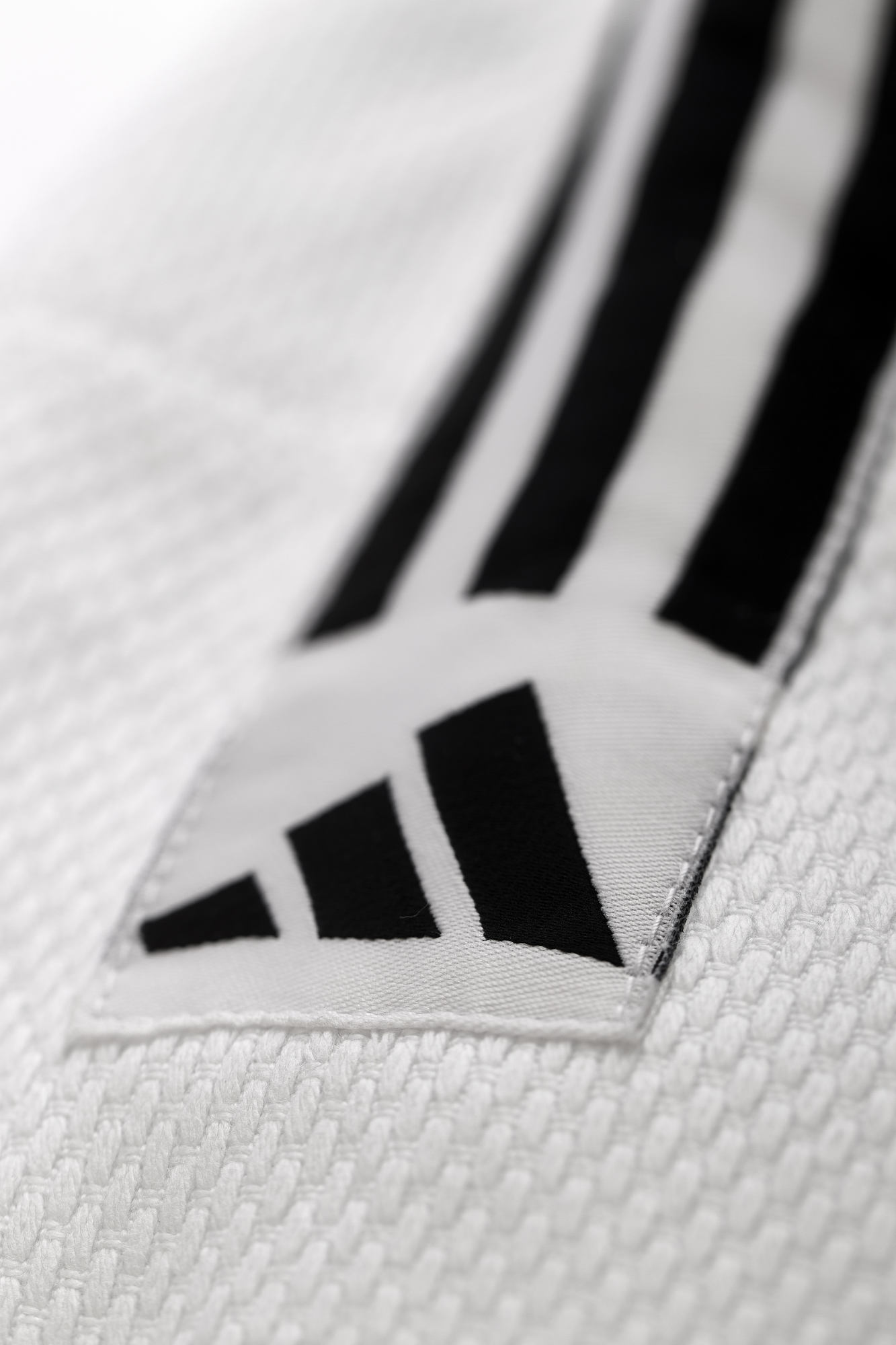 adidas Judo-Anzug Training weiß/schwarze Streifen, J500 adidas Judo-Anzug Training weiß/schwarze Streifen, J500