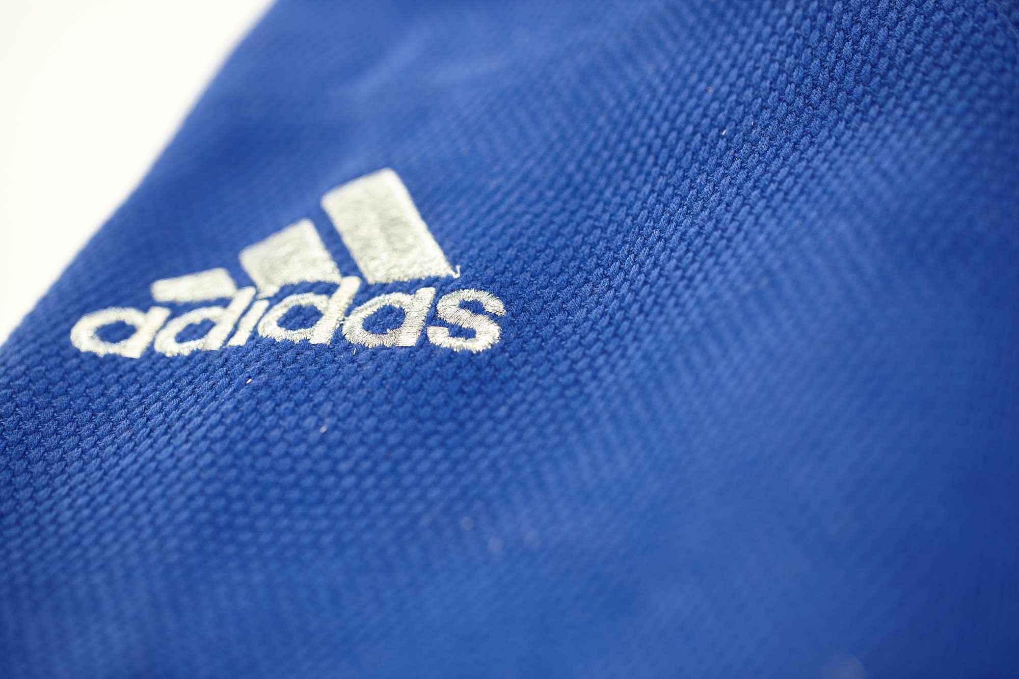 adidas-Judo_Gi-J990B-Millenium-blau-9 adidas Judo-Anzug Millenium blau/silbernes Logo, J990B